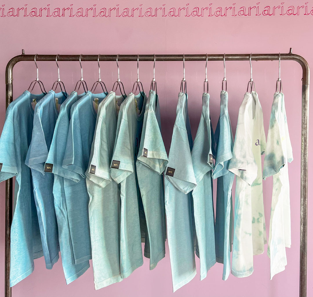 ４種類の淡い藍の染め色ごとにグラデーションに並んだ新作Tシャツ