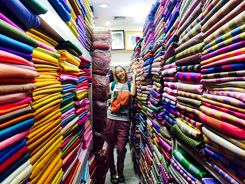 タイの市場入り口にて