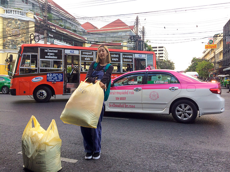 購入したタイシルクや布が詰まった袋を。