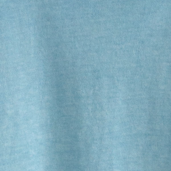 ホワイトのTシャツボディに、藍染め。他のカラーよりも鮮やかな水色。繊維の折模様がやや見える。