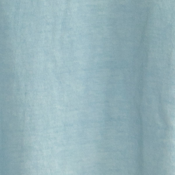 藍染めの生地アップ写真。藍は薄い青に仕上げられ、心華やぐ優しい空色に。